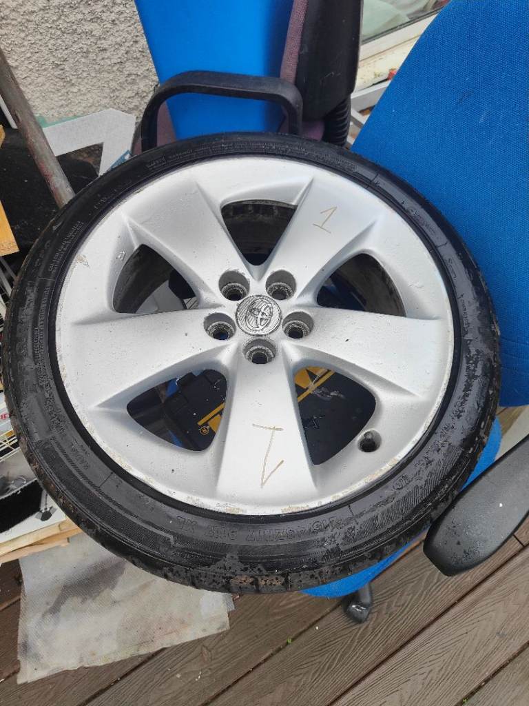 Toyota Prius 2010, 1.8, Hatchback 4 alloy wheels with tyres in very good condition for sale 50£ each