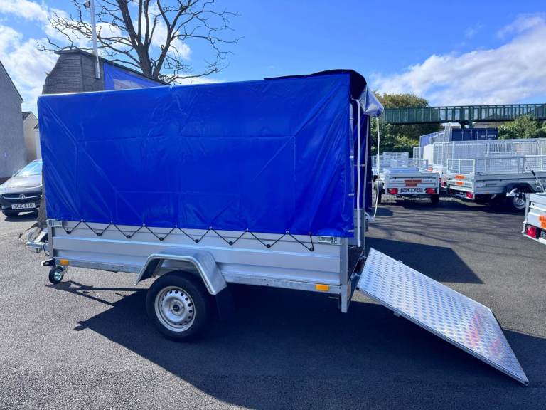 BRAND NEW 8,7FT X 4,2FT SINGLE AXLE TRAILER WITH FRAME COVER AND RAMP 750KG
