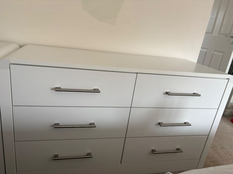 Bedroom furniture set