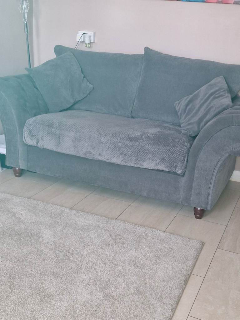 Beautiful 3&2 grey sofas 