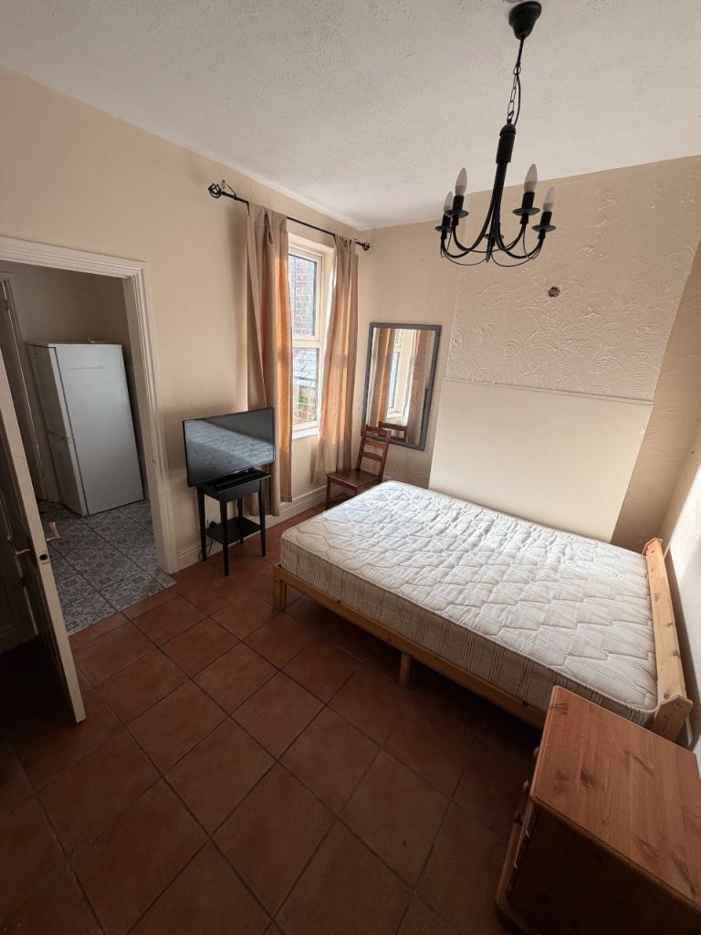 STUDIO FLAT NEAR DERBY CITY CENTRE 