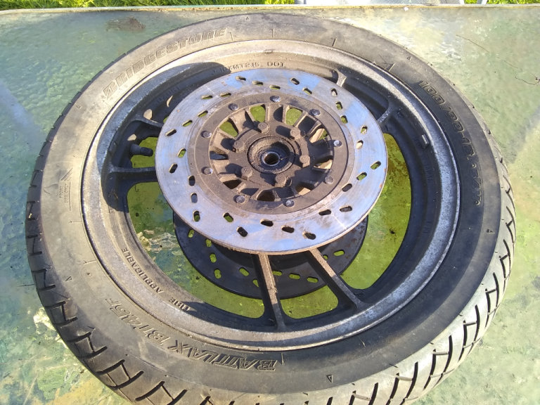 Suzuki GSX 550 FRONT WHEEL ASSEMBLY