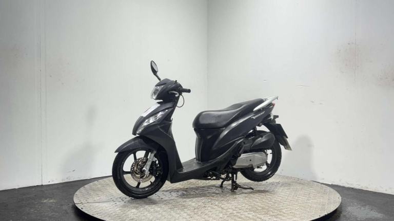 Honda Vision 2012 42K 50CC RUNNING PROJECT BIKE SCOOTER SPARES OR REPAIR