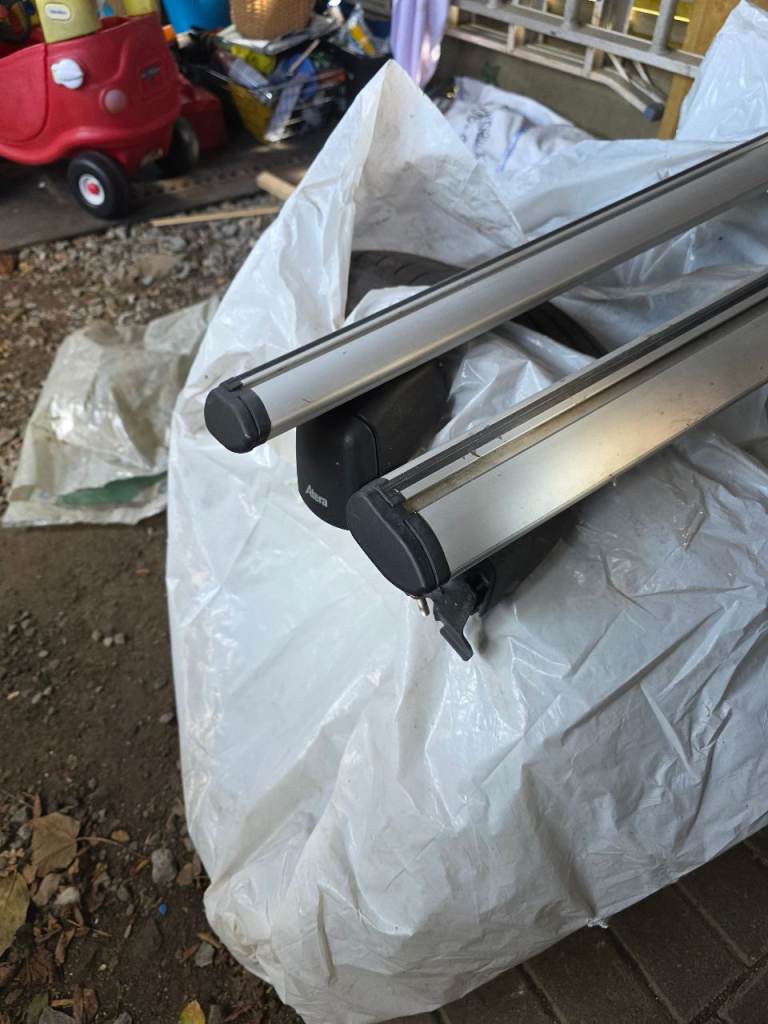 Atera aluminium aero roof bars for BMW 1 series.