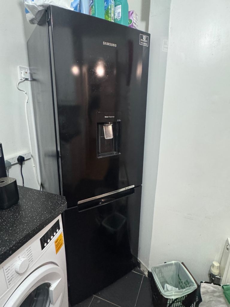 Samsung 286L Frost Free Fridge Freezer – Black – Water Dispenser