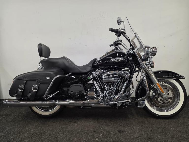 H.D FLHRC ROAD KING CLASSIC ** CRUISE CONTROL - VandH EXHAUST - HEATED GRIPS *