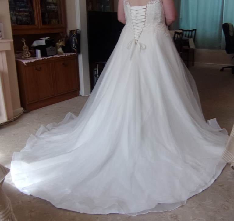 Wedding Ivory dress for sale size UK 18-20/22