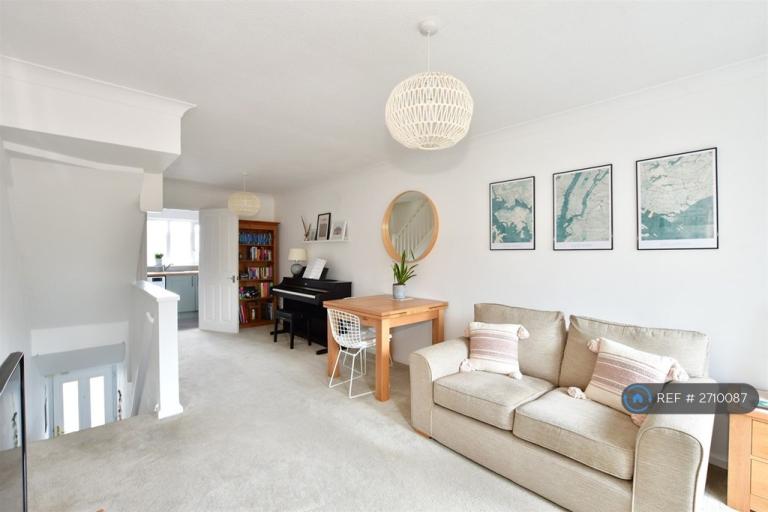 1 bedroom flat in John Wiskar Drive, Cranleigh, GU6 (1 bed) (#2710087)