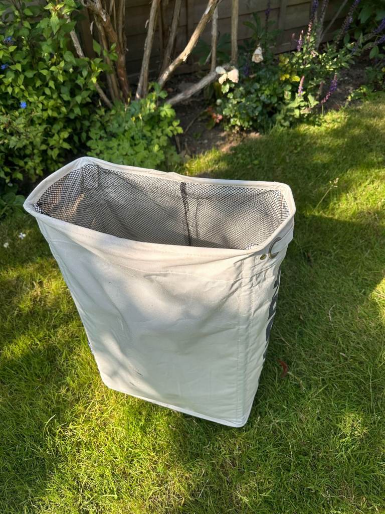 Laundry bag on wheels 25L capacity