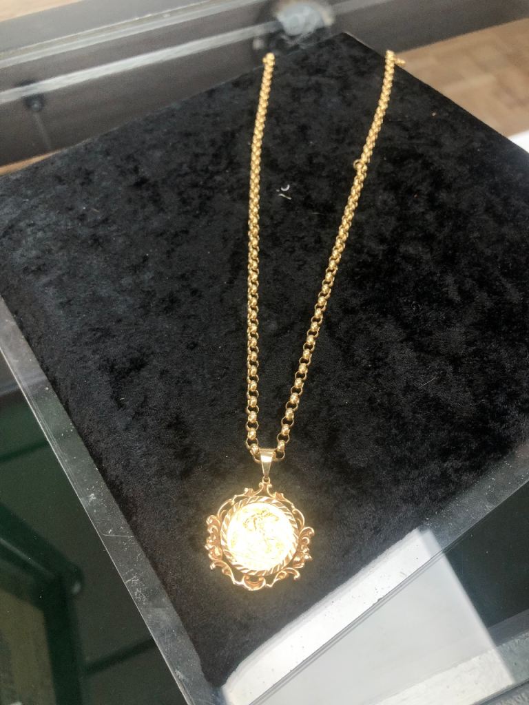 22ct half sovereign on9ct 26gram chain 