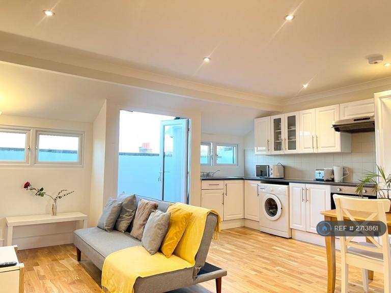 1 bedroom flat in St. Peter's Street, London, N1 (1 bed) (#2713861)