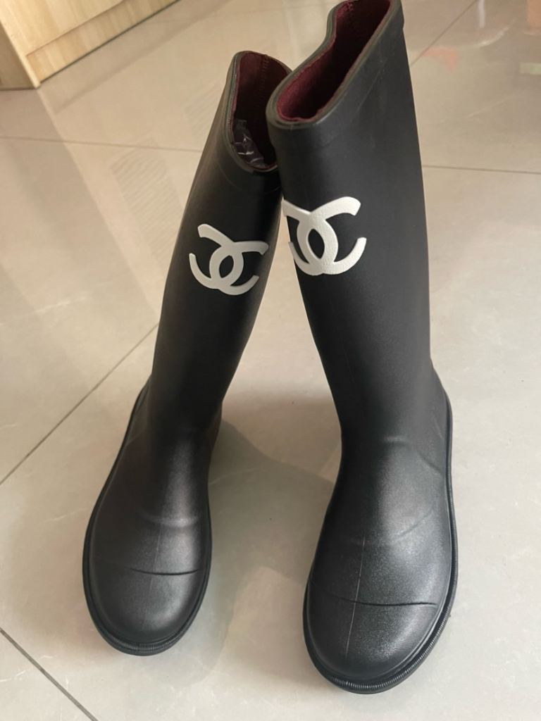 Woman France style boots