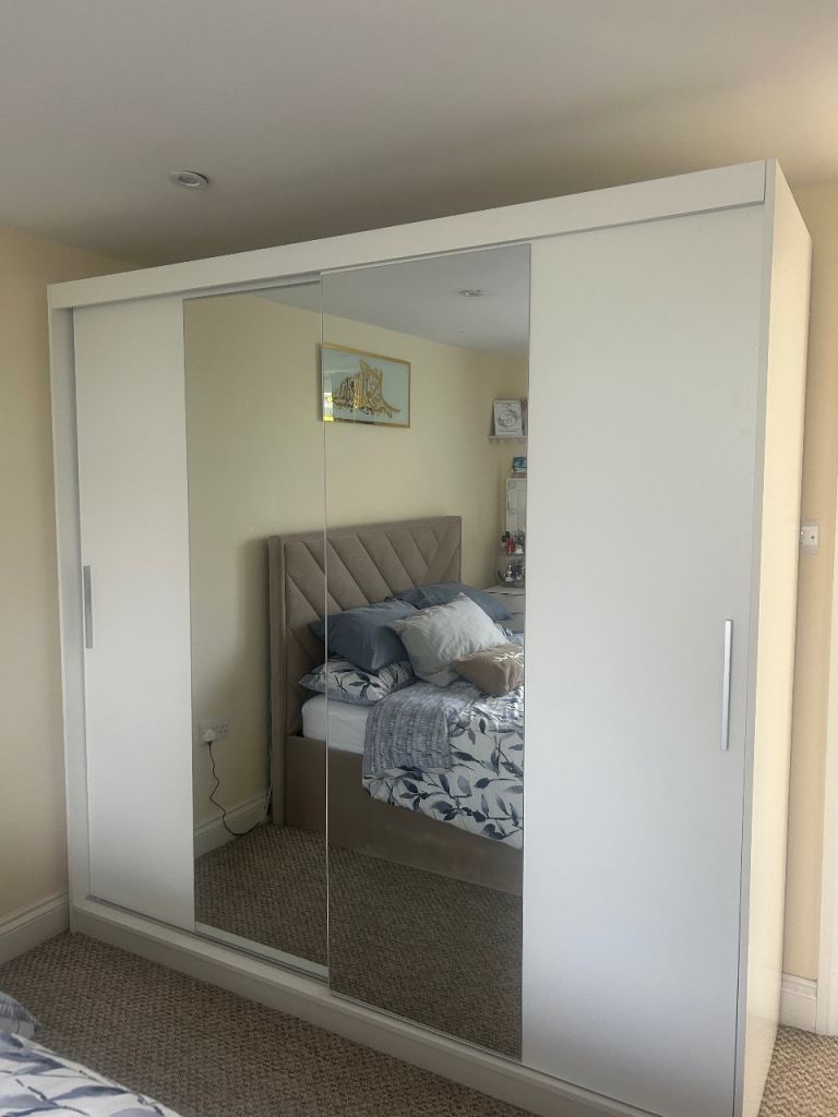 Bedroom Sliding Wardrobe (Very good condition)