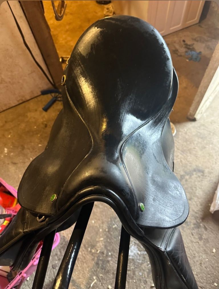 Black Leather Horse Saddle – Good Condition