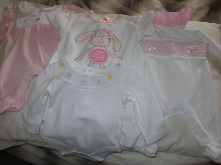 4 items baby clothes no pets non smokimg