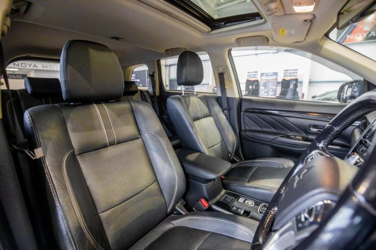 2017 Mitsubishi Outlander 2.0h 12kWh 4h SUV 5dr Petrol Plug-in Hybrid CVT 4WD Euro 6 (s/s) (200 p...