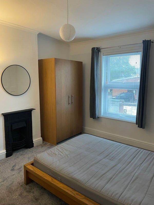 Looking for Lodger (close to town)