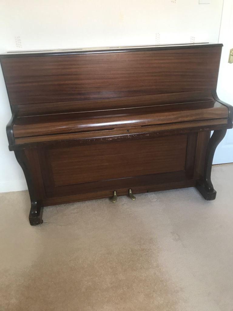Upright piano 