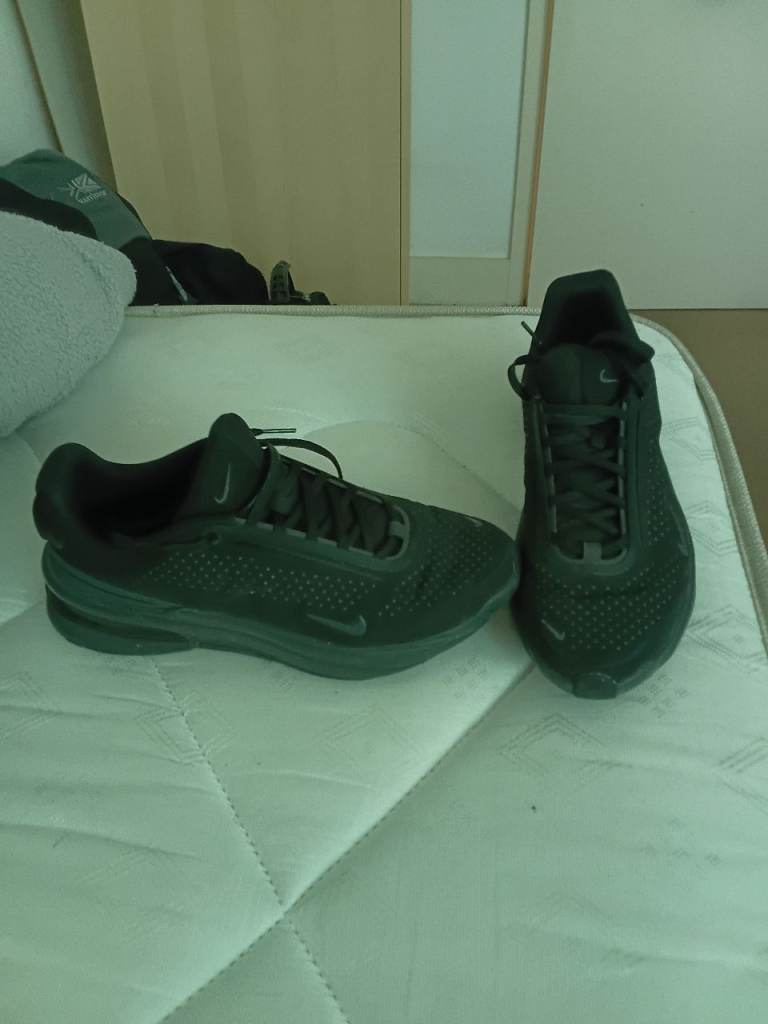Nike Black Trainers – Good Condition