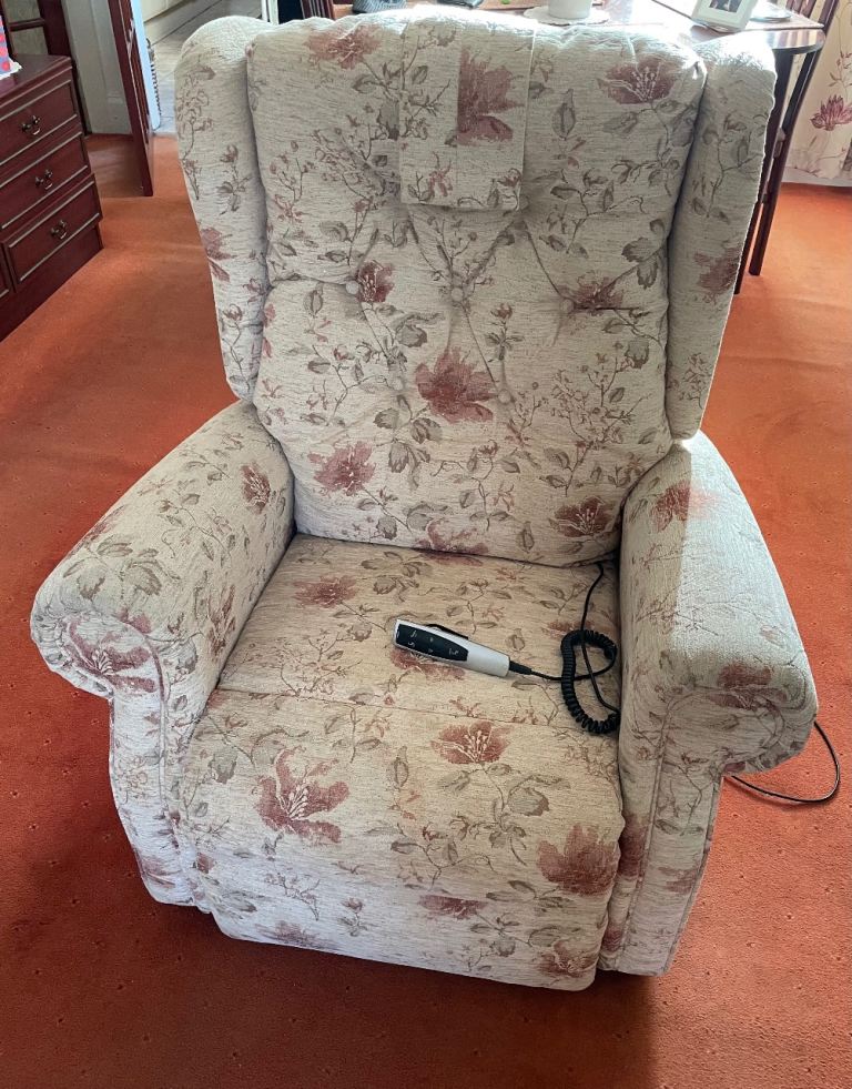 Electric reclining chair 