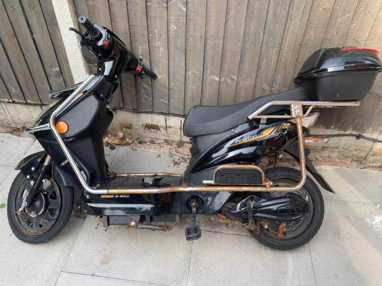 2 bikes for sale for scrap repairs! 1 electr ones a moped! 