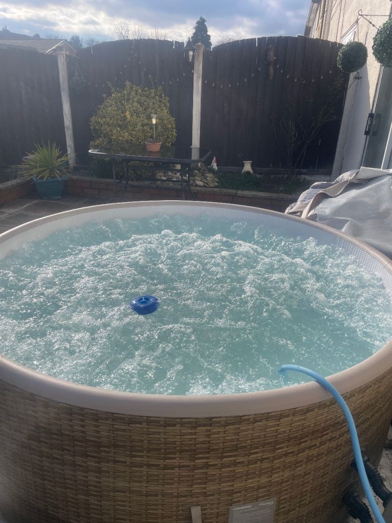 CleverSpa New Hampshire Inflatable Hot Tub – Good Condition