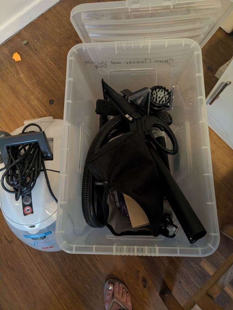 Carpet cleaner and accessories 
