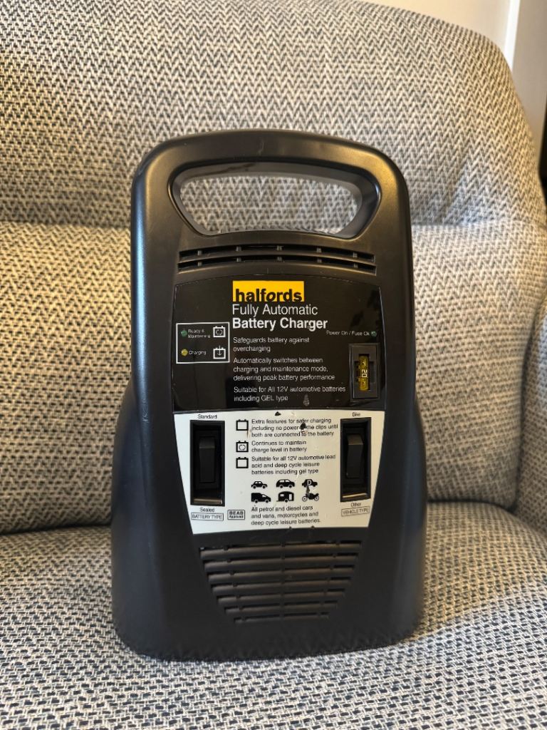 Halfords Fully Automatic Car Battery Charger and Motorcycle Motorbike 