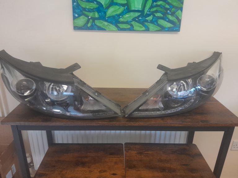 Pair of front Continantal headlights from a 2013 Kia Sportage 1.6. 