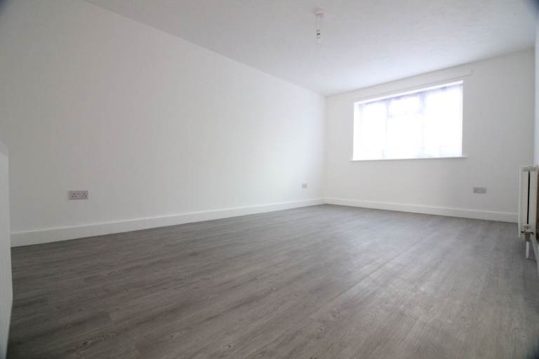 BRAND NEW LUXURY FOUR/FIVE BED & TWO BATH HOUSE- FELTHAM STANWELL ASHFORD CRANFORD HEATHROW HOUNSLOW