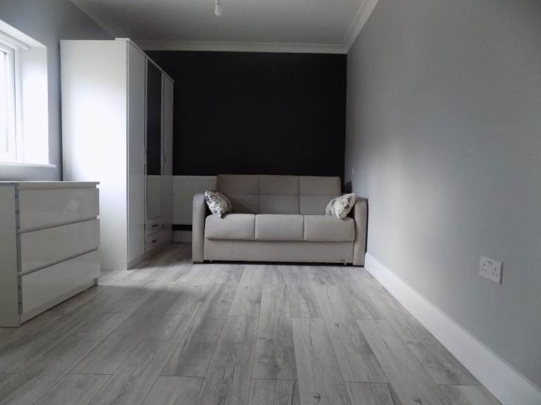 1-Bed Studio Room – LU2 - AVAILABLE NOW