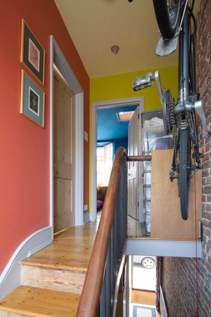 Sunny room in vegetarian/ pescatarian, non-smoking, gorgeous household in central Hanover area.