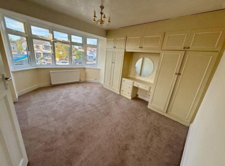 1-Min walk to Redbridge Station(Central Line)