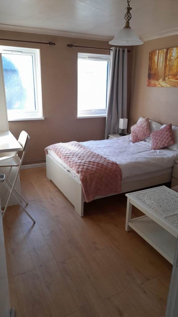 Quiet Double Room | Professional Lodger | Parking