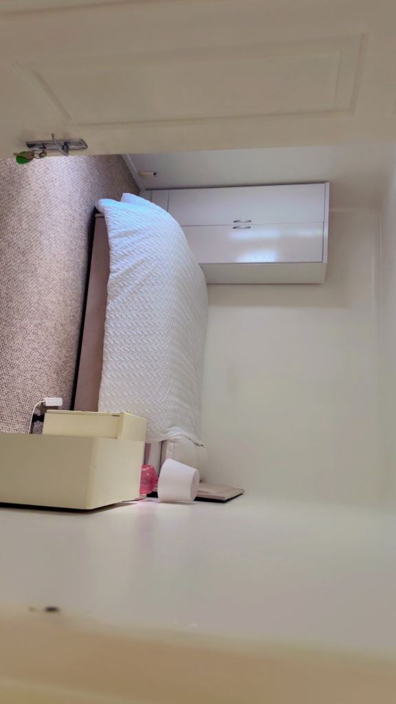 Extra large Double room for rent in RH11 6 