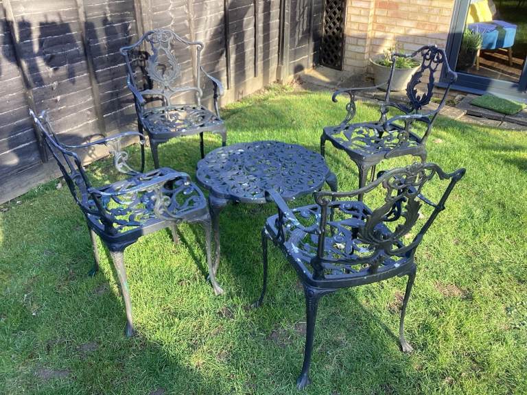 Metal Bistro/Vintage Style Round Table with 4 x chairs