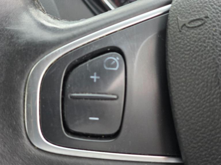 2016 Renault Captur 1.2 TCe ENERGY Dynamique Nav Auto Euro 6 (s/s) 5dr HATCHBACK Petrol Automatic