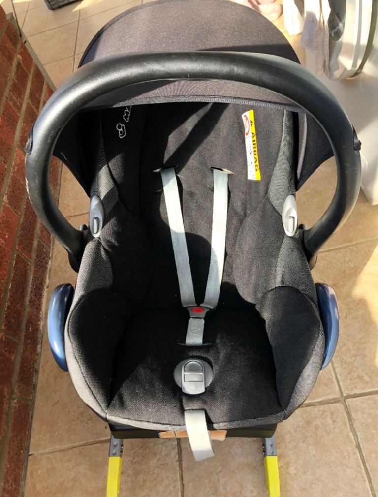 Maxi Cosi Cabriofix Car Seat and Isofix Bade 