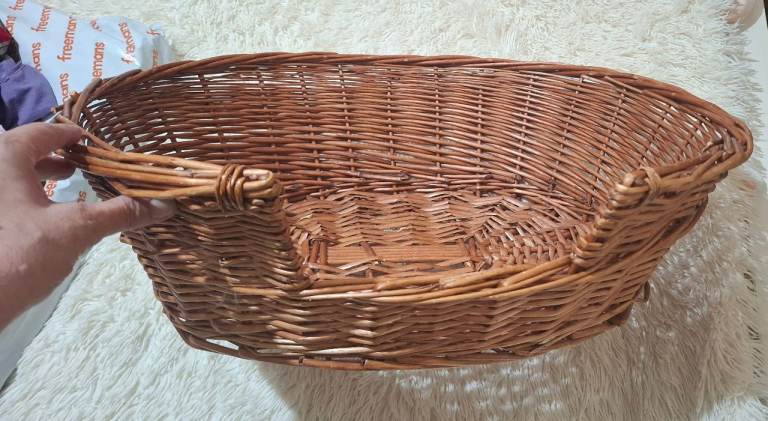 Woven basket pet bed