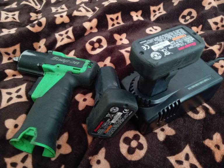 2x snap on batteries and charger