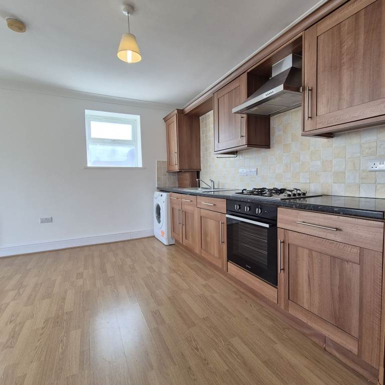 ONE BED APARTMENT WITH LARGE BALCONY IN THE QUIETEST PART OF E17 ON ELMFIELD ROAD E17 7HJ