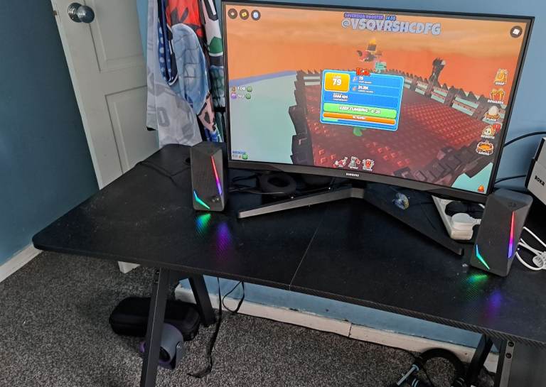 Black Gaming Desk with samsumg g5 curved monitor 27 inchMonitor and Speakers – Good Condition