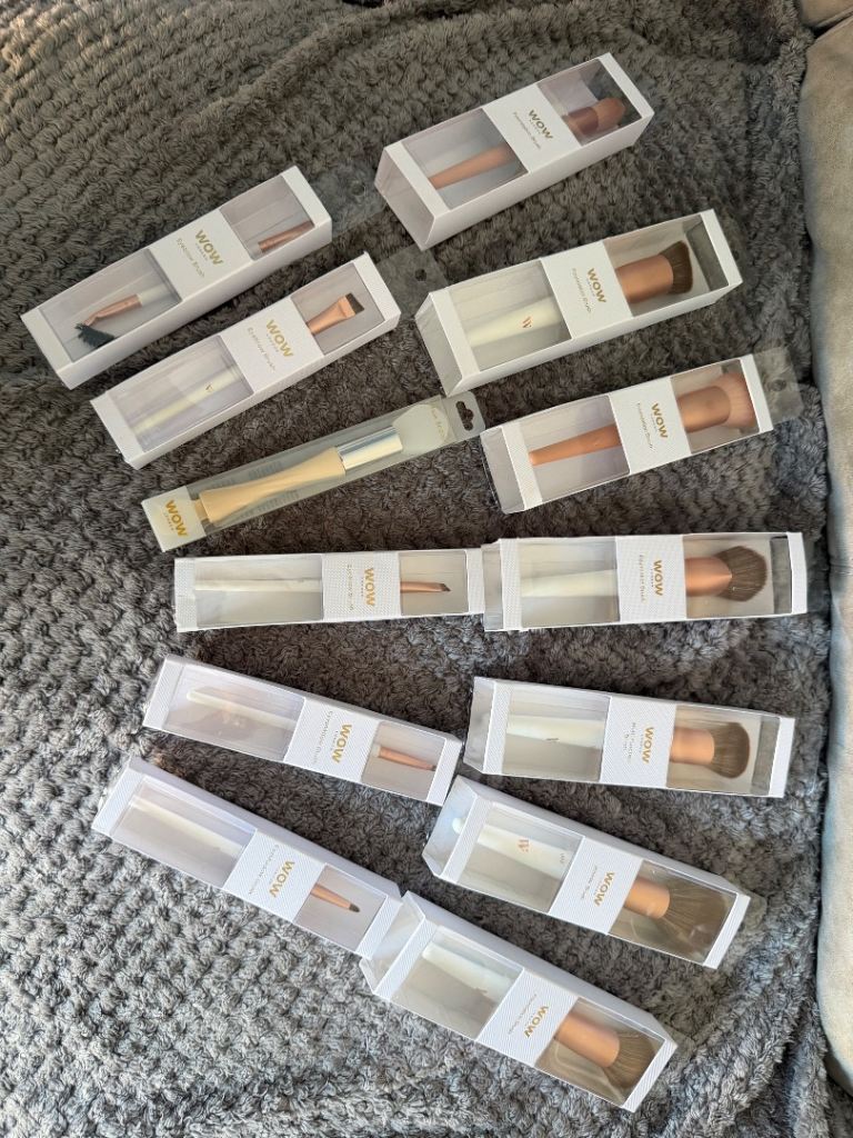 Brand new WOW London boxed 13 piece make up brush set