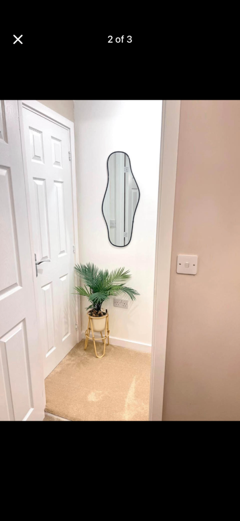 Black wavy decor mirror 