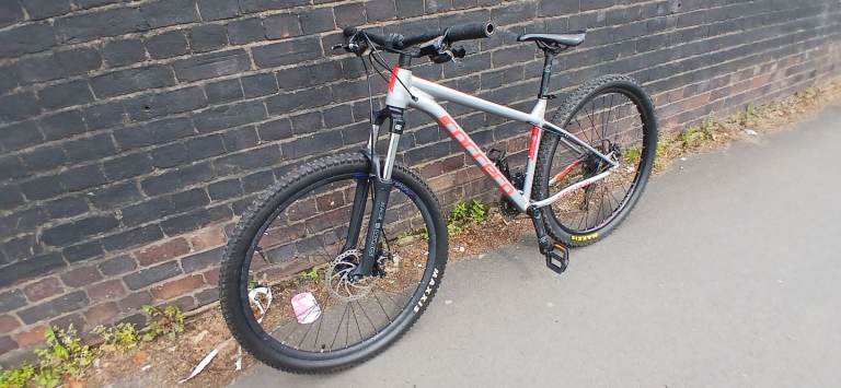 Carrera sulcata medium frame fat tires silver 27.5 