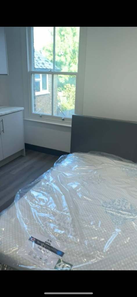Newly Refurbished En-Suite Room in Hillingdon – Close to High Street & Excellent Transport Links