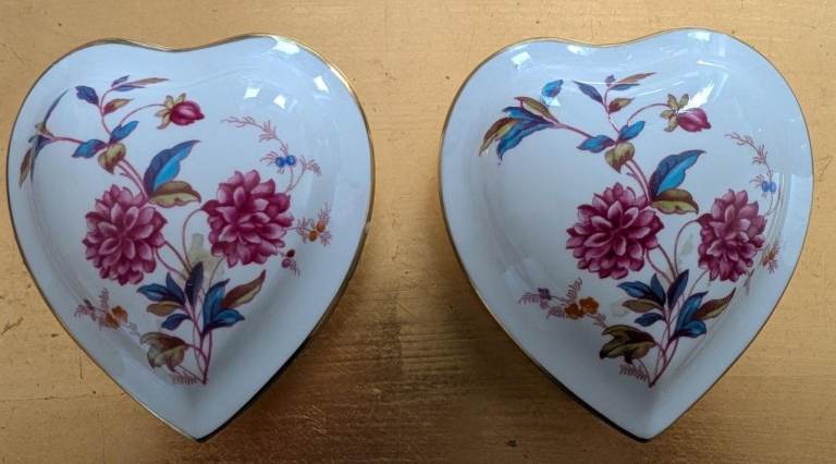 Pair (2x)  Spode - Chatham - Fine Bone China Trinket Pill Boxes in Heart Shape