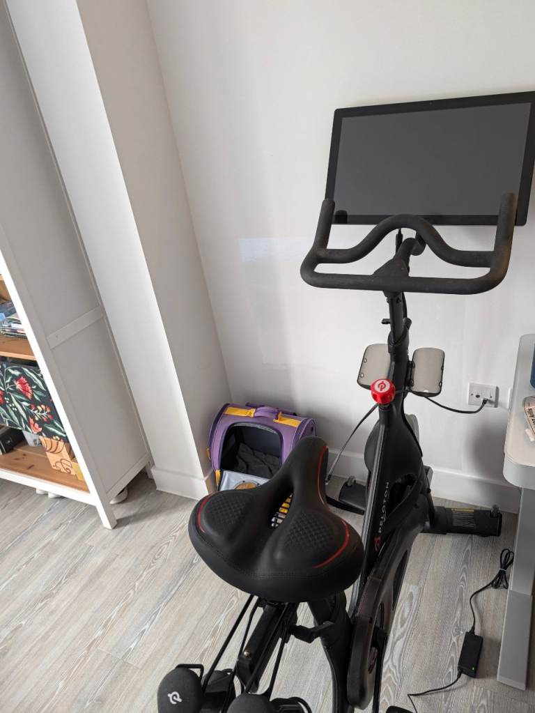 Peloton Bike, comfy seat fitted, low use, collection NW10