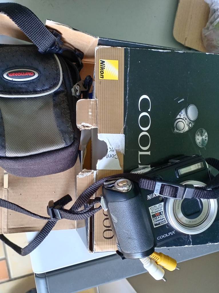 Nikon Coolpix Camera - needs servicing 