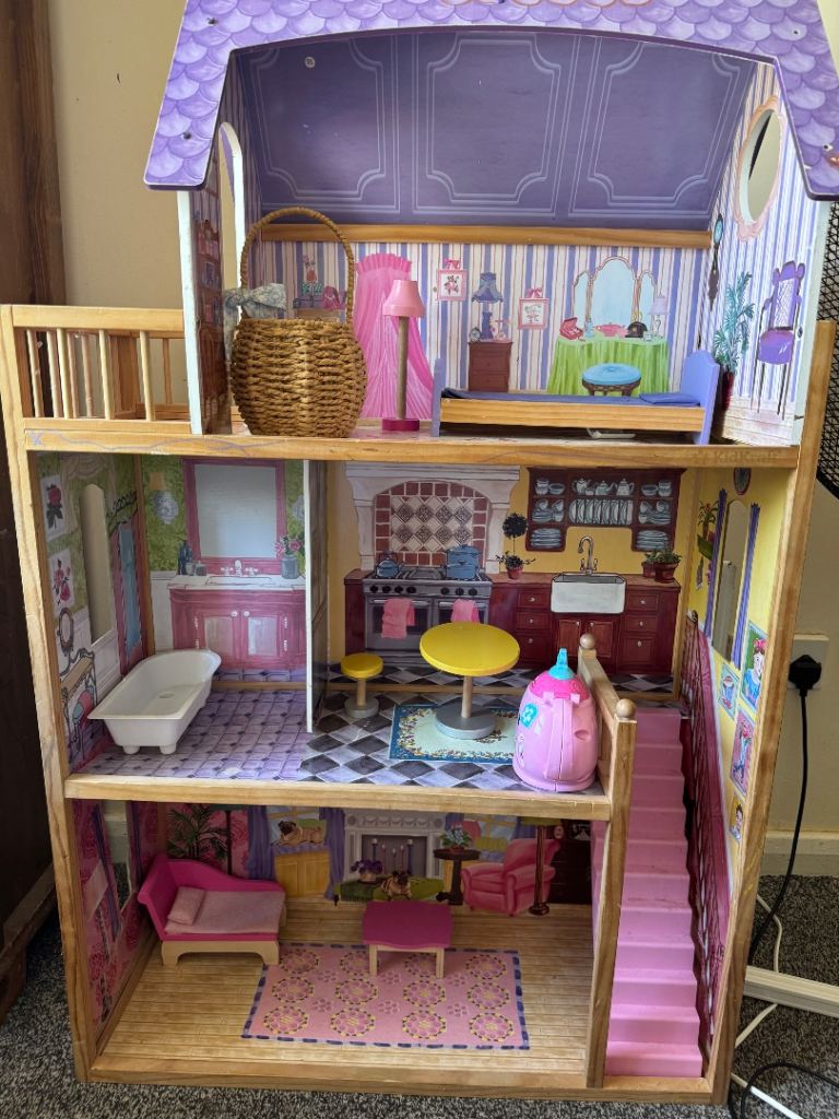Doll house with accessories 